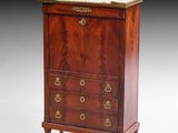 une commode ancienne avec dessus en marbre