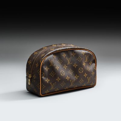 une trousse de toilette Louis Vuitton sur fond gris