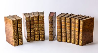 plusieurs vieux livres sont alignés sur une surface blanche