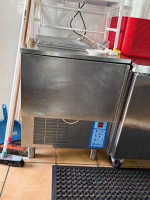 une photo d'une cuisine avec un réfrigérateur en inox et une serpillière
