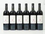six bouteilles de vin sont alignées sur une table