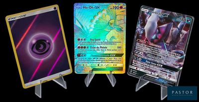 Trois cartes Pokémon différentes sont représentées sur un fond noir.