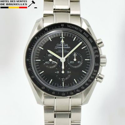une image d'une montre en gros plan sur fond blanc