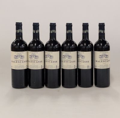 six bouteilles de vin rouge sont alignées