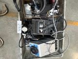 une boîte sur laquelle sont posés tout un tas d'appareils électroniques