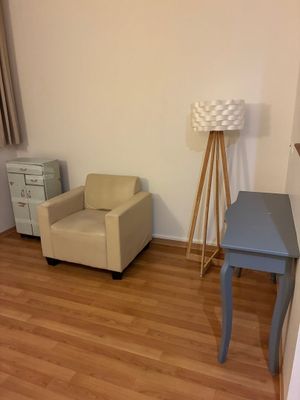 une chaise et une table dans une petite pièce