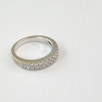 une image d'une bague en diamant sur une surface blanche