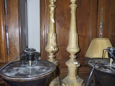 deux lampes posées sur une table dans une pièce