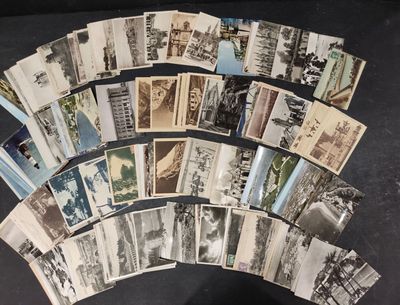 beaucoup de vieilles photos en noir et blanc sur la table