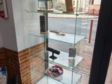 une vitrine en verre dans le coin d'une pièce