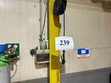 un poteau jaune sur lequel est accrochée une pancarte, dans un garage