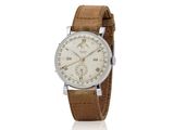 gros plan d'une montre sur fond blanc avec un bracelet marron