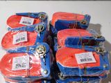 quatre paires de sacs de voyage rouges et bleus posés sur une table blanche