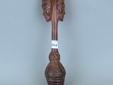 une sculpture en bois représentant un oiseau, posée sur un socle