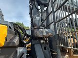 une image représentant une fourche montée sur un engin de chantier