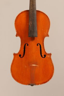 gros plan d'un violon avec un archet sur fond blanc