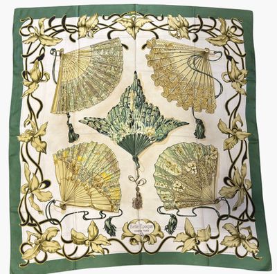 un gros plan sur une écharpe verte et blanche ornée d'un motif en éventail