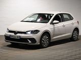 La Volkswagen Polo break blanche est garée dans un garage.