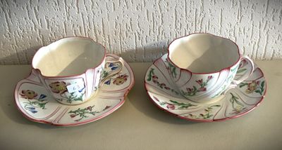 deux tasses et soucoupes posées sur une table