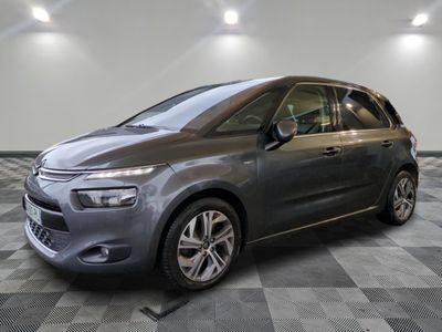 la citrole grise est garée sur un carrelage en damier