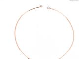 gros plan d'un collier sur fond blanc