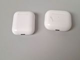 une photo montrant deux AirPods blancs posés sur une table