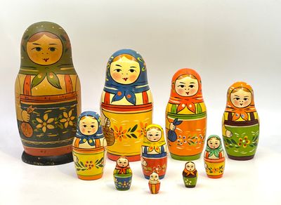 un ensemble de poupées russes colorées sur fond blanc