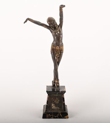 une image représentant une statue de femme posée sur un socle en marbre
