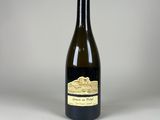 une bouteille de vin posée sur une table