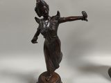 trois figurines en bronze représentant une femme tenant une épée et un vase