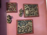 trois tableaux encadrés accrochés au mur d'une chambre rose