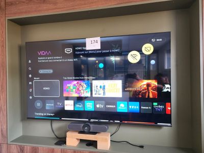 une télévision à écran plat posée sur une étagère dans un salon