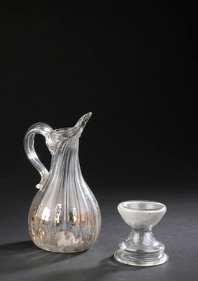 deux vases en verre et un petit verre posé sur une table