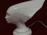 une lampe blanche surmontée d'un abat-jour blanc