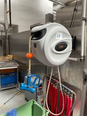 une photo d'une cuisine professionnelle avec un chauffe-eau fixé au mur