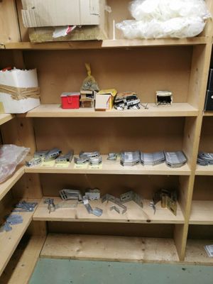une étagère contenant de nombreux objets dans une pièce