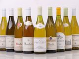 plusieurs bouteilles de vin sont alignées sur une surface blanche