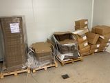 une pile de cartons posés sur des palettes dans une pièce