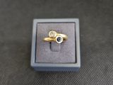 une bague en or sertie d'un saphir