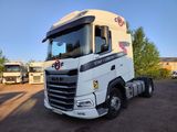 un gros camion blanc garé sur un parking