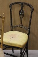 Lot de quatre chaises charivari : trois en bois noirci, incr… (photo 3)