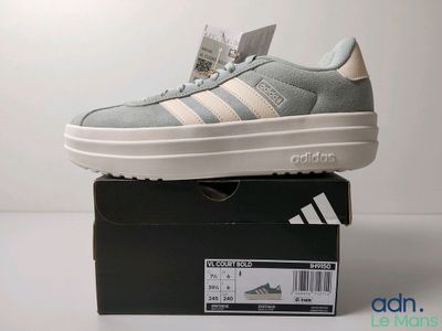 une paire de chaussures qui se trouve sur le dessus d'une boîte