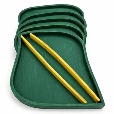 un plateau vert avec des baguettes et un plateau vert sur lequel sont posées des baguettes
