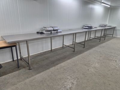 une longue table sur laquelle sont posés tout un tas de livres