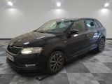 la voiture noire est garée sur un sol en damier dans le garage