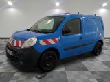 la photo d'une camionnette bleue avec une bande rouge et blanche sur le côté