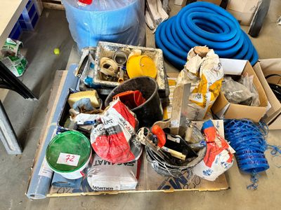 une boîte remplie d'objets divers posée par terre