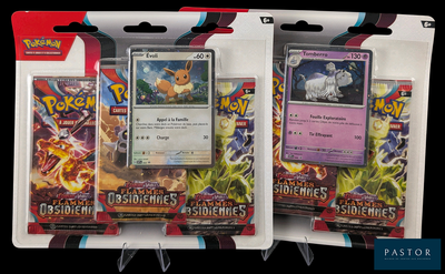 Trois paquets de cartes Pokémon sont présentés dans un emballage sur fond noir.