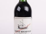 une bouteille de vin posée sur une table