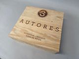 a wooden box with a logo on it that says autores